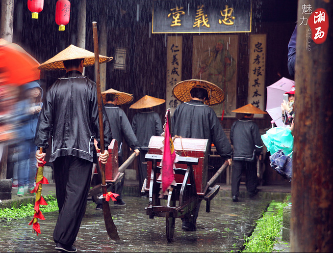 演员们在表演当年押镖的情景.