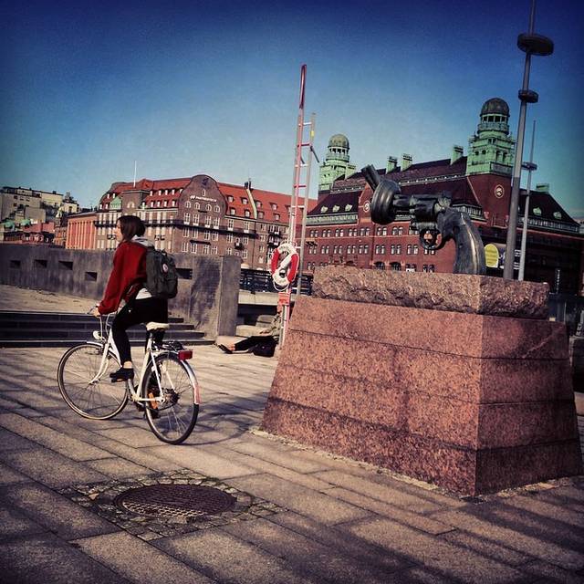 打结的手枪雕塑