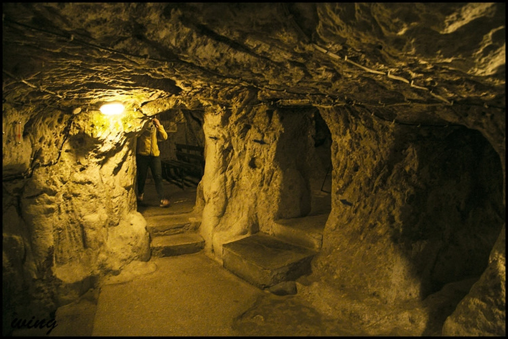 探秘地下古城还没从坐热气球的兴奋中降温,我们马不停蹄地开车出发去