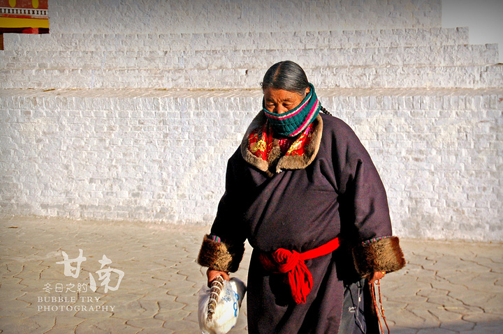 吾屯下寺,前来朝拜的村民.