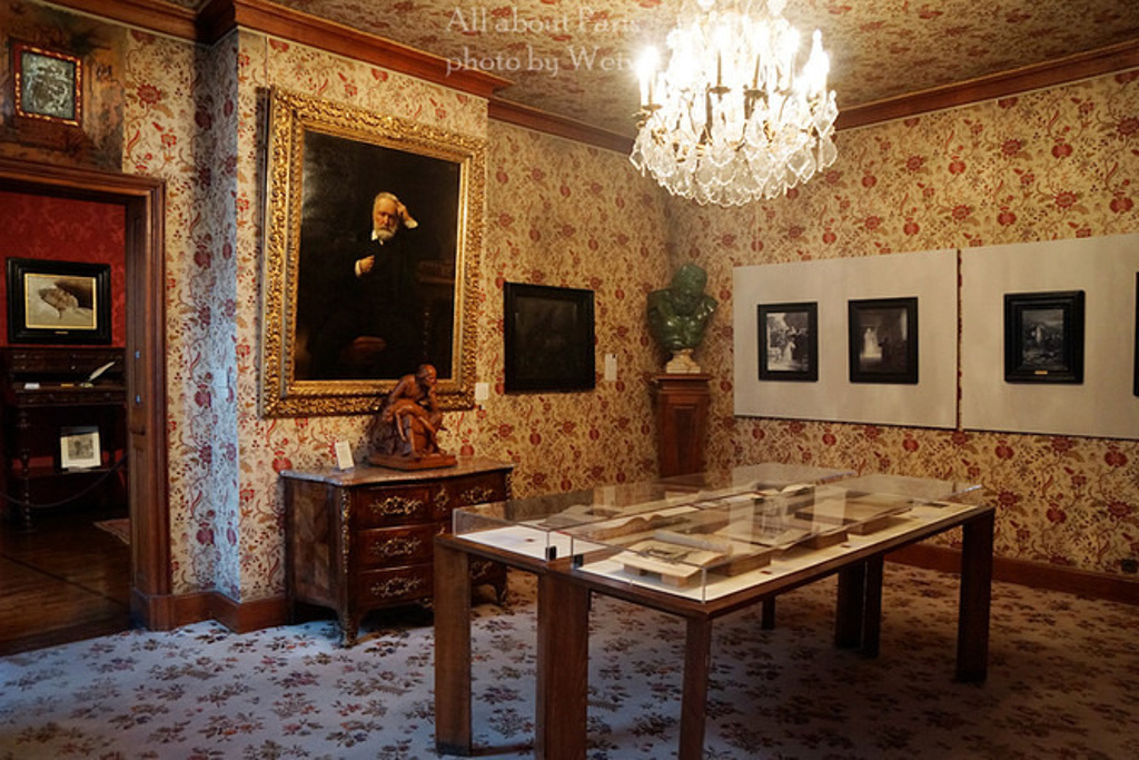 如今,这儿展出了很多法国画家绘制的雨果像,以及雨果作品的插图.