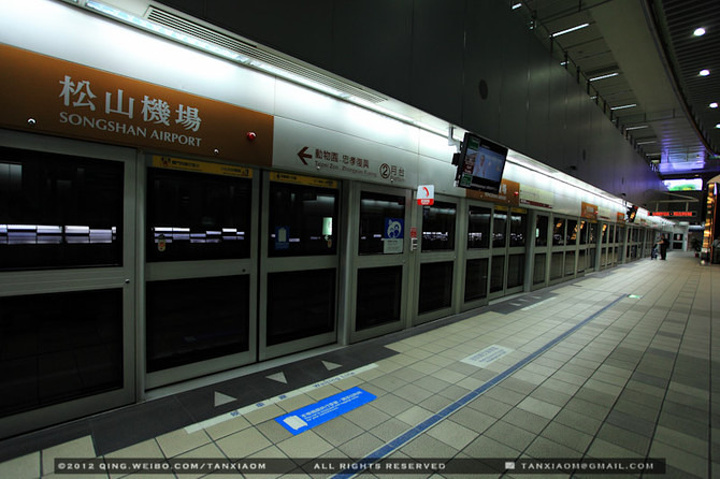 到达松山机场的时候 台北下着忧伤的雨