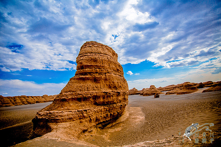 在这里,没有一草一木,到处是黑色的砺石沙海快结束参观的时候,云层