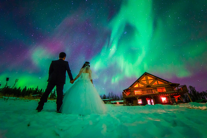 极光下我和老公的婚纱照～极光小屋凤凰展翅一般的极光!