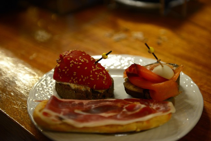 2017又喝了由白兰地混合了水果汁、柠檬片调