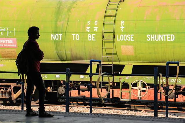 历经3个小时,中午到占西jhansi 阿格拉有3个火车站.