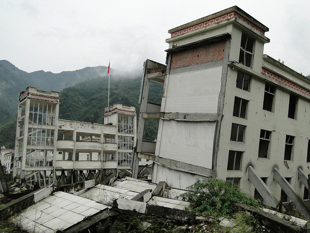 地震前是映秀镇的一座重点中学——漩口中学,现在仍保留了原貌,作为