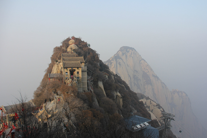 南峰是华山最高峰,风景也是最美的,在从南峰去东