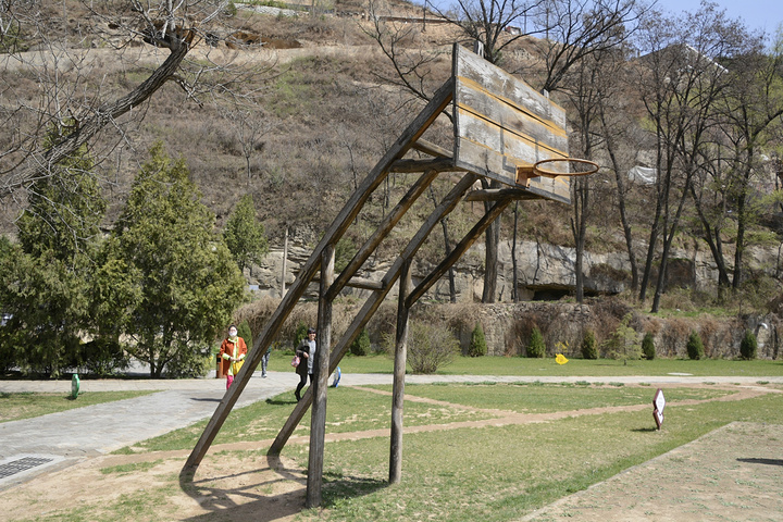 那时的篮球架,纯木质!
