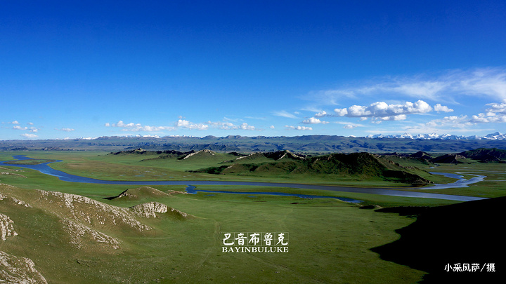 "骑马是从比较平缓的山坡而上，这边的视野十分的开阔，风景当然也会更好，更主要的是骑马的心情也会特别轻松_巴音布鲁克景区"的评论图片