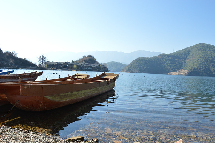 船只波光粼粼的湖面.好美.我不是归人,我只是过客.春暖花开.回眸.羞.