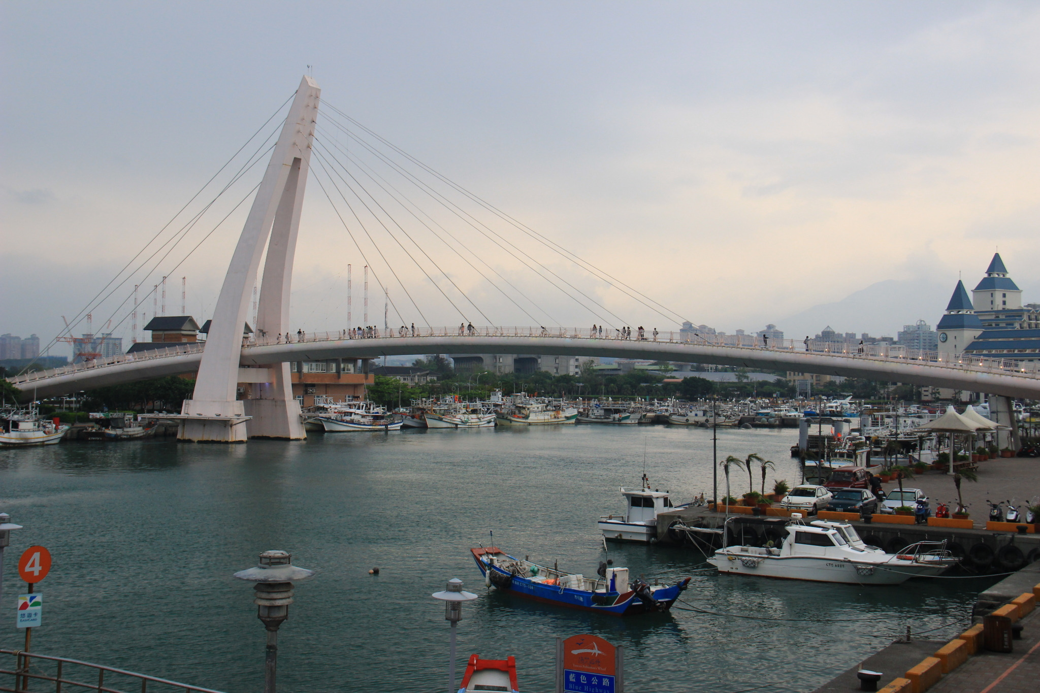 淡水情人桥位于台湾台北县淡水镇渔人码头,是淡水渔人码头的跨港大桥.