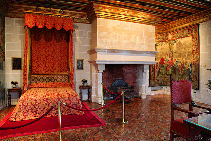 在里面游览时觉得城堡并不大,站在城堡下,还是有些压迫感的