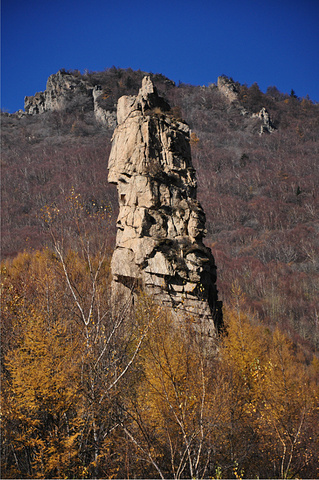 "主峰一带明显突出，其外围呈中低山峦，地貌十分复杂。在莲花池有写生的学生，作画之人已是风景一角_雾灵山"的评论图片