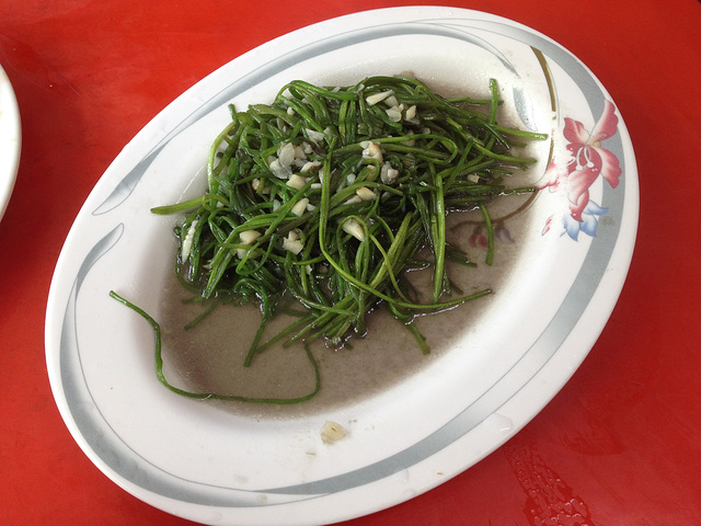 走啊走,当然要去后壁湖吃辉哥生鱼片啦。等位