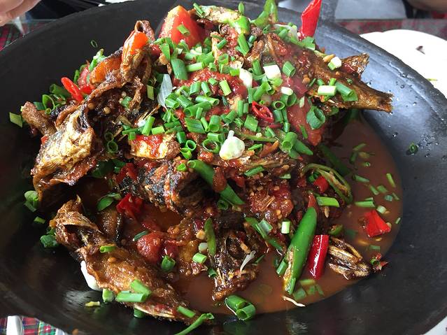 哥哥说过会带我来铜仁吃花鱼,没有食言.味道很赞,比湖南菜更辣更入味.