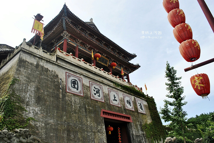 "画舫美丽精致、牌坊高耸林立、花卉争奇斗艳。一座座庭院，让人身临其境。照样坐三轮，10元到达_清明上河图景区"的评论图片