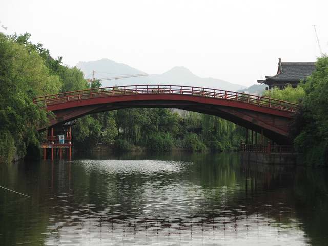 "清明上河图景区占地面积600余亩，风光旖旎独特，细细品味，妙趣横生。汴河蜿蜒，河水清澈，波光粼粼_清明上河图景区"的评论图片