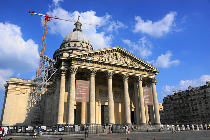 21正中本该是供奉耶稣的位置矗立着一组 国民公会 大型群雕 被称为 法兰西思想之父 先贤祠 评论 去哪儿攻略