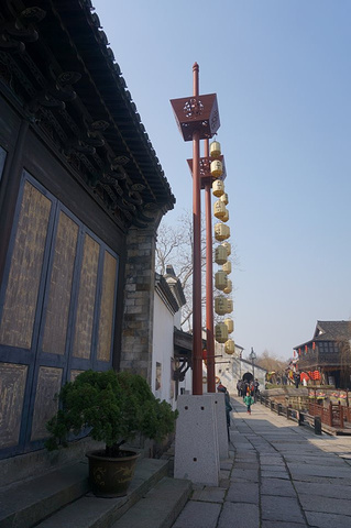 大门很有特色是竹扉门宅院的与众不同处是大门朝北大门口临河但进入