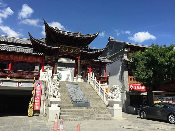 然后去玉龙雪山,在开往雪山的山路上感觉到了自己咚咚的心跳,耳朵很堵