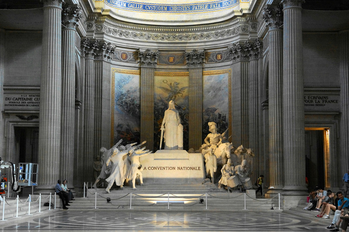 21正中本该是供奉耶稣的位置矗立着一组 国民公会 大型群雕 被称为 法兰西思想之父 先贤祠 评论 去哪儿攻略