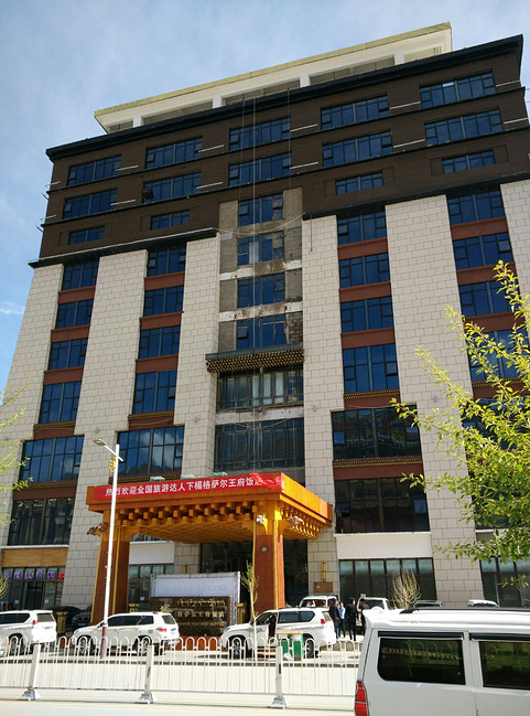 玉树结古格萨尔王府大酒店,藏域风格浓郁.