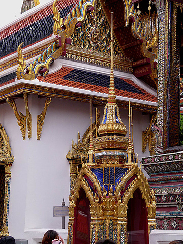 1、玉佛寺内禁止拍照 2、穿短裤、无袖上衣、