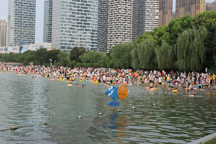 尤其是夏季,避暑纳凉之绝佳胜地:【概述】天鹅湖是一大型人工湖,风景
