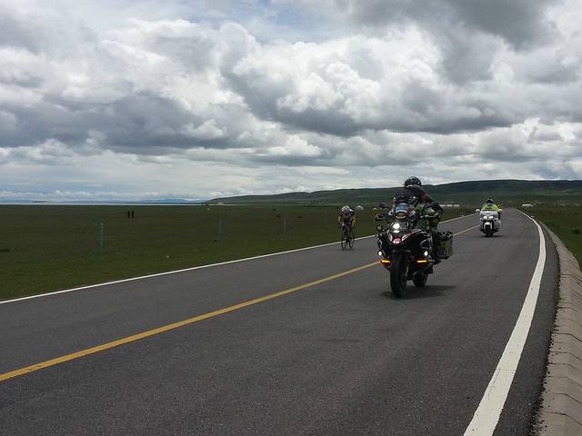 比赛开路车,左边的选手是独腿的哦