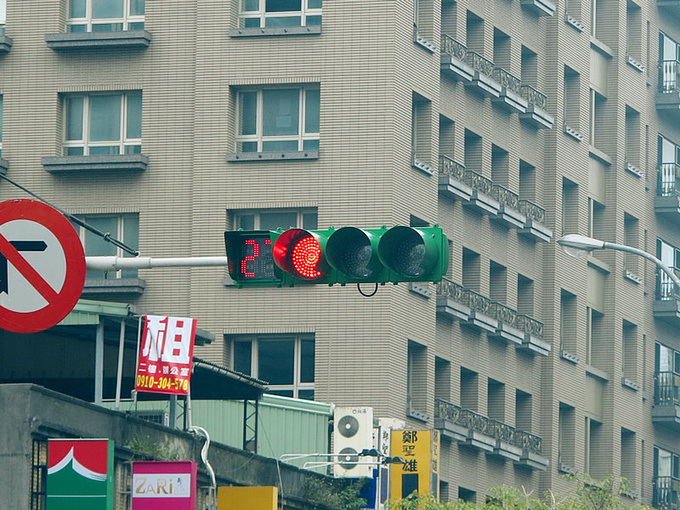 台北市区的红绿灯也有读秒的,为毛北京市区不行那,搞不懂