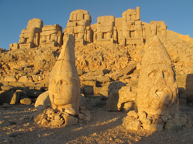 临走之前给鼻子掉了的国王安条克一世来一张,回旅馆吃过早饭,我们就