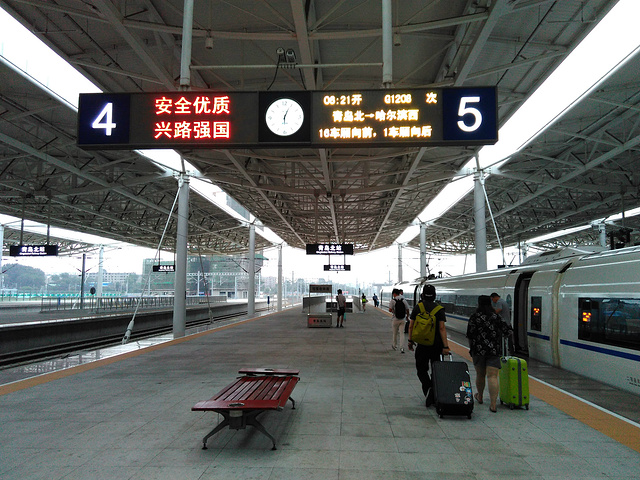 青岛北站整体外观结构非常的漂亮如果从远处来看的话很像一波波的海浪