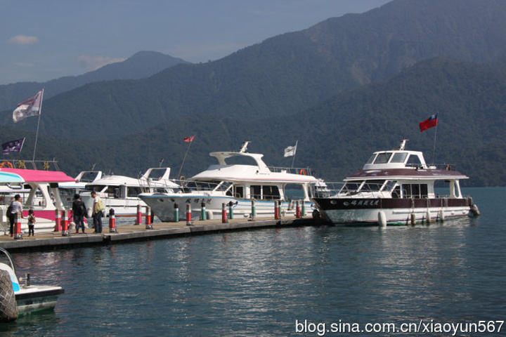 的水社大山高逾二千公尺,朝霞暮霭,山峰倒影,风