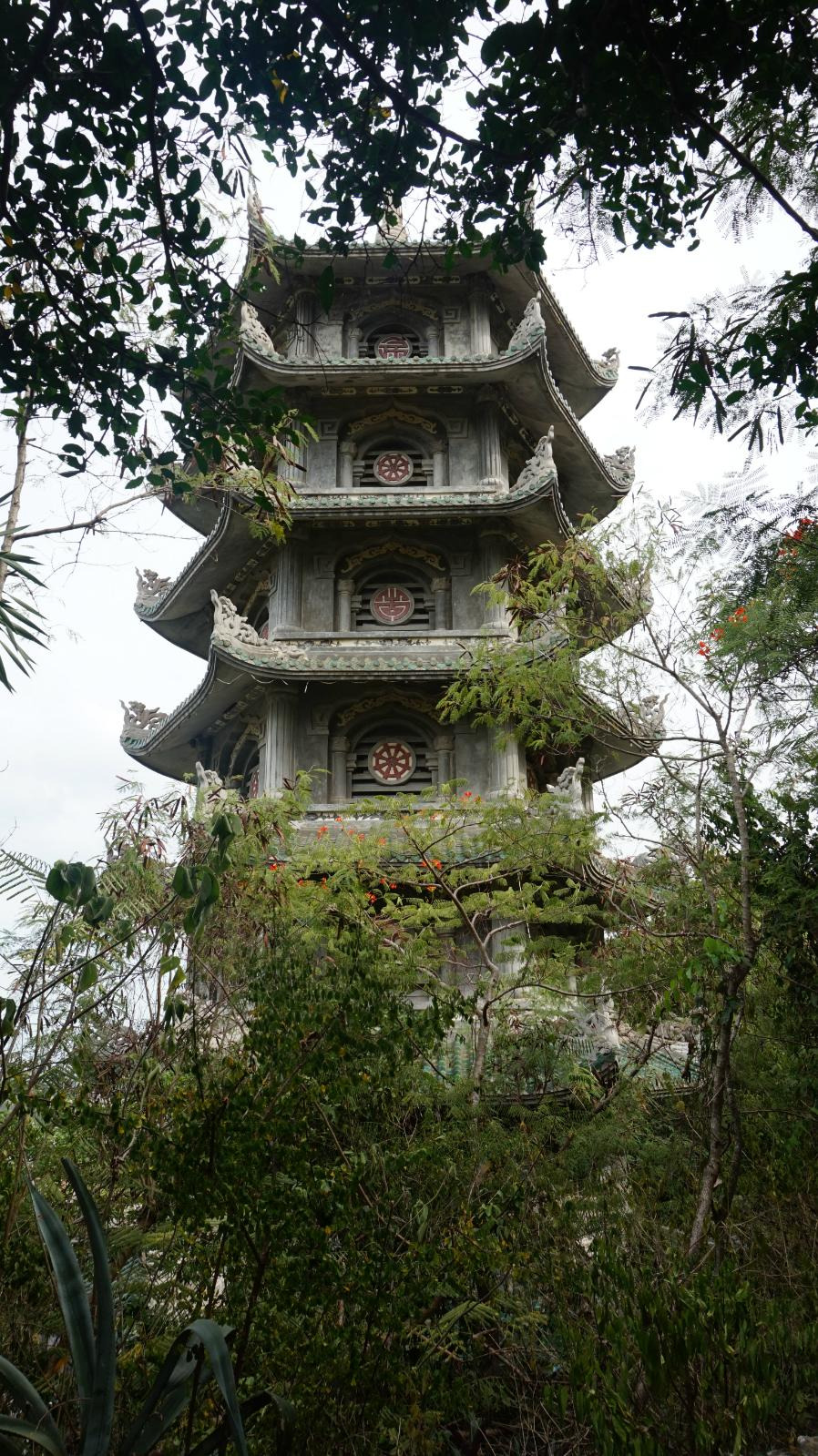 五行山景区包括金木水火2顶土有许多洞穴和古寺每座洞穴和寺庙都有