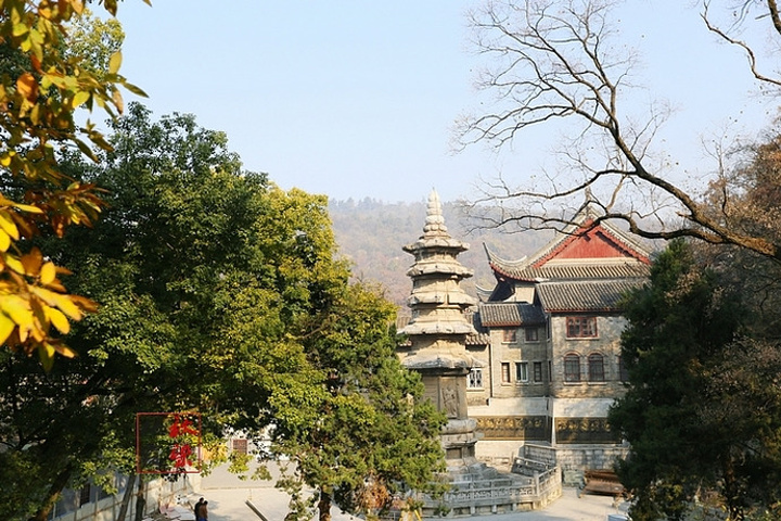 "都说秋风扫落叶，加上最近天气多变且恶劣，担心枫叶掉光，等真正来到栖霞山，赤橙黄绿、层林尽染，美丽非常_栖霞山"的评论图片