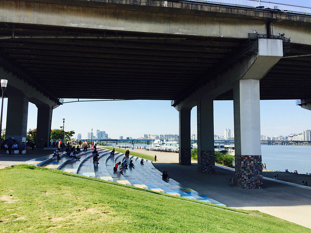 与元晓大桥结缘是因为在这里等待乘坐e