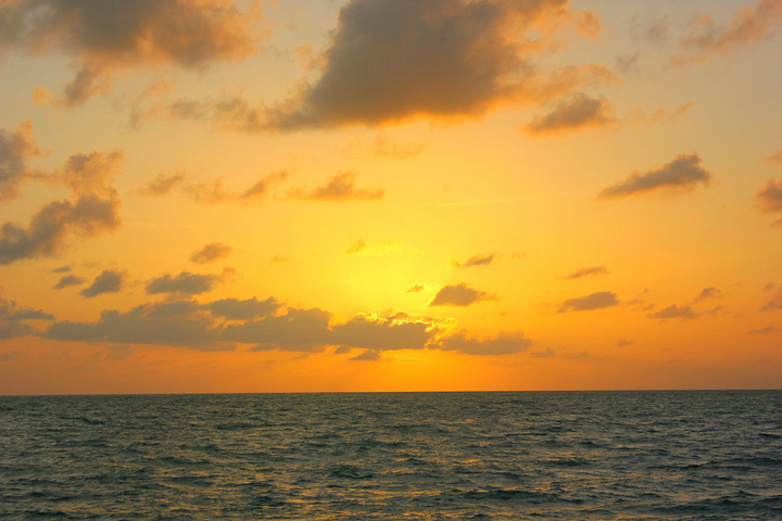 "【推荐线路】因为主要是海岛，这里可以出海看一些特色的山石，或者玩海底漫步和降落伞还是很不错的感觉_珍南海滩"的评论图片