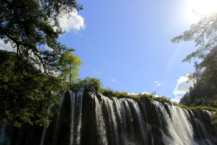 诺日朗瀑布位于中国四川省九寨沟,海拔