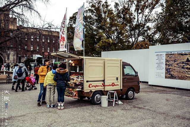 很多人被这些可爱的冰淇淋车给吸引了,都想着去买冰淇淋,不得不说日本