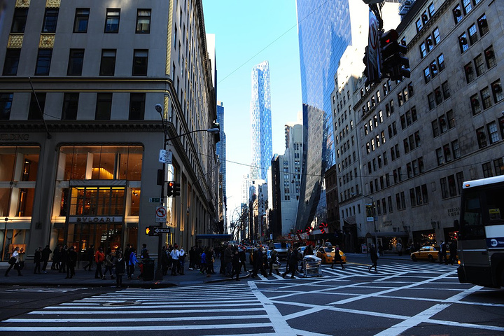 标志性的纽约黄色出租车······几乎所有的顶级奢侈品在这条街道