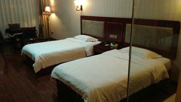 从红海滩赶往沟帮子开发区,入住镇中心夫宇假日酒店,198元标间,提供
