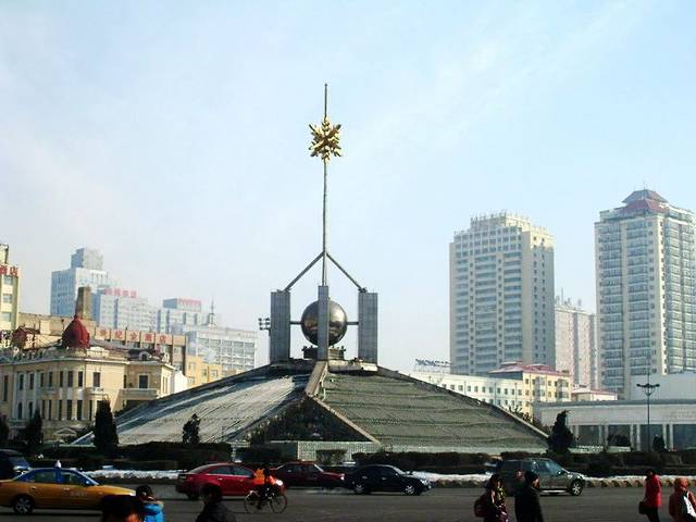 路过省博物馆,看到的这个建筑,上面金黄色的雪花,表示着哈尔滨是一座