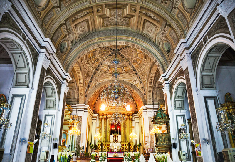 有一些人在做礼拜,在灯光的衬托下,阴暗的教堂也有了光明,屋顶非常的