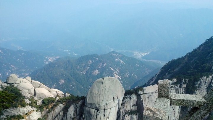 还在发生过火情事故最险的天都峰抽烟!什么素
