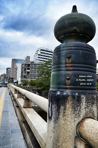 "为了《迷宫的十字路》，鞍马寺这次去不了，五条大桥总是能来的！这里就是晚上一群人吃饭发生杀人事件的地方_Sanjo Bridge"的评论图片