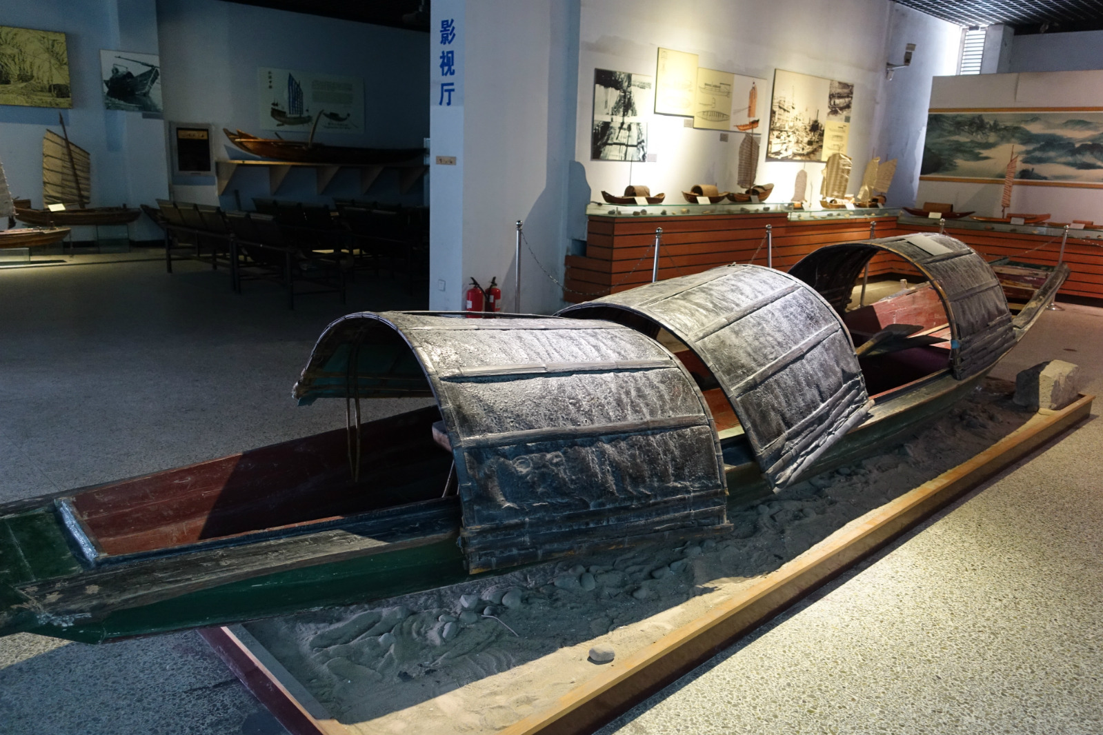 小小乌篷船外出的海船.