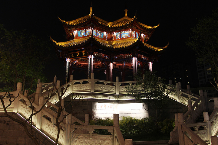 合江亭位于成都市府河与南河交汇成府南河之处.