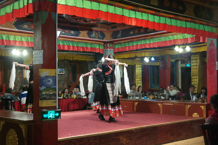 "走到大门的位置，迎面走来三位藏族人（两男一女）为我献上洁白的哈达，让人有种宾至如归的感觉_独克宗古城"的评论图片