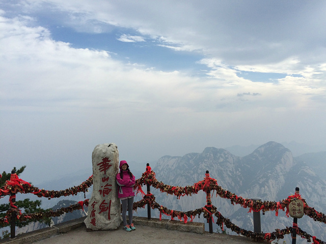 东峰是最好的观日台历时7个半小时手脚并用爬上了华山风景很美星星